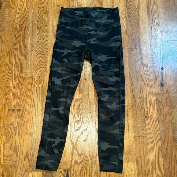 Athleta Pants - Athleta Ultimate 7/8 length camouflage leggings size xs